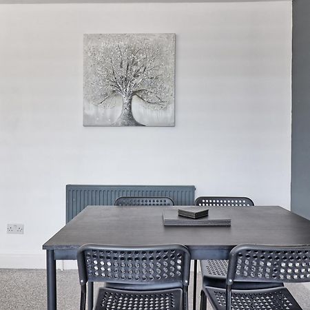 Luxury 3-Bed Apartment Near To London With Parking Hornchurch Buitenkant foto