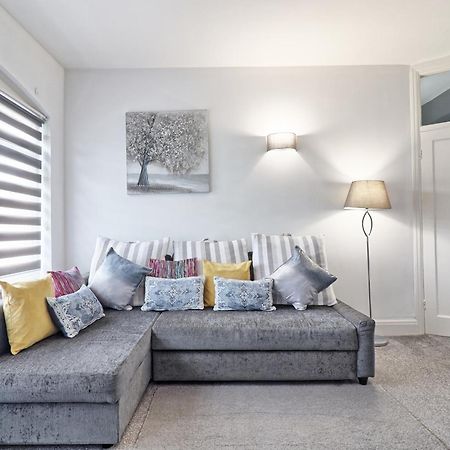 Luxury 3-Bed Apartment Near To London With Parking Hornchurch Buitenkant foto
