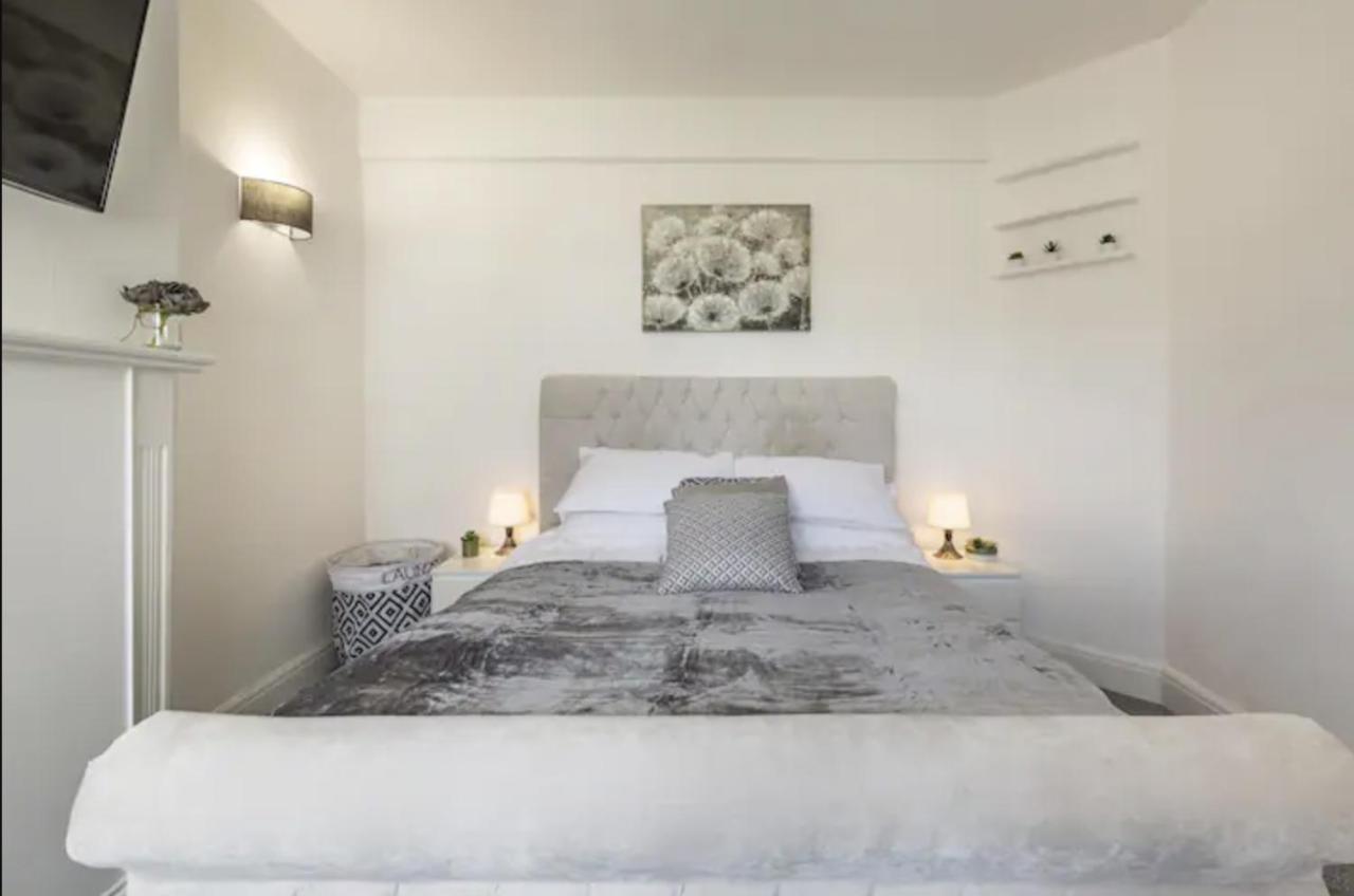 Luxury 3-Bed Apartment Near To London With Parking Hornchurch Buitenkant foto