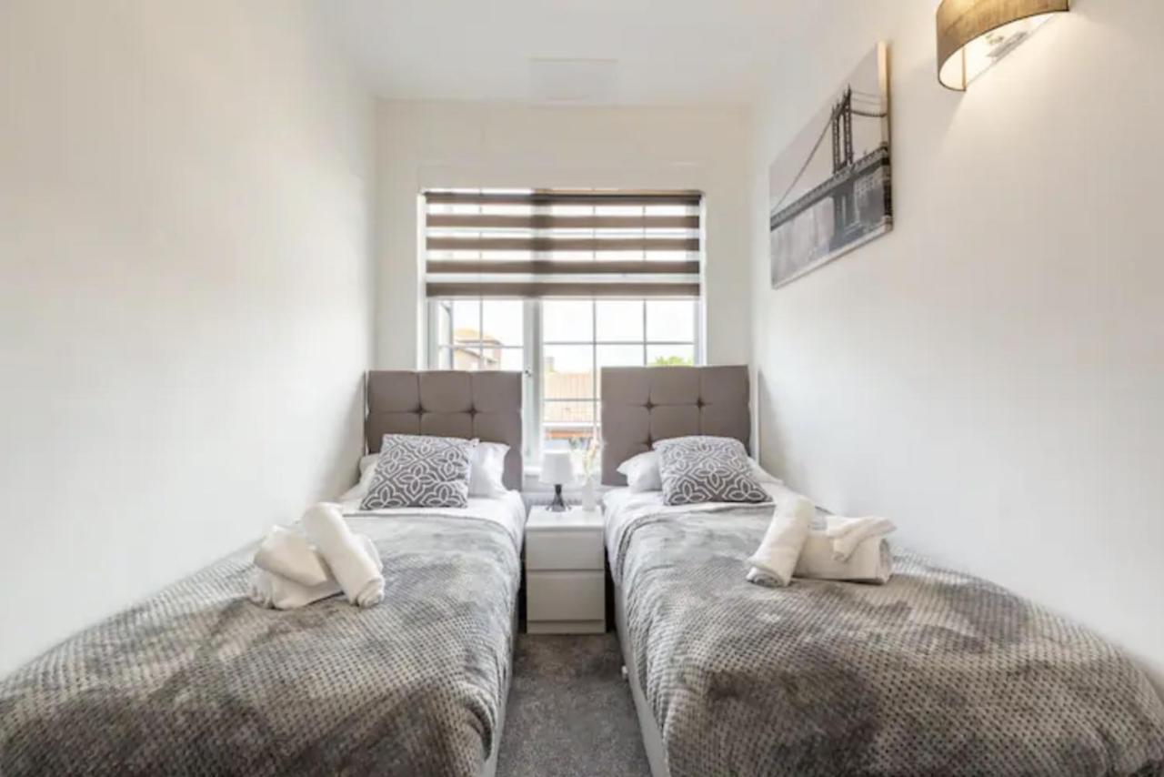 Luxury 3-Bed Apartment Near To London With Parking Hornchurch Buitenkant foto