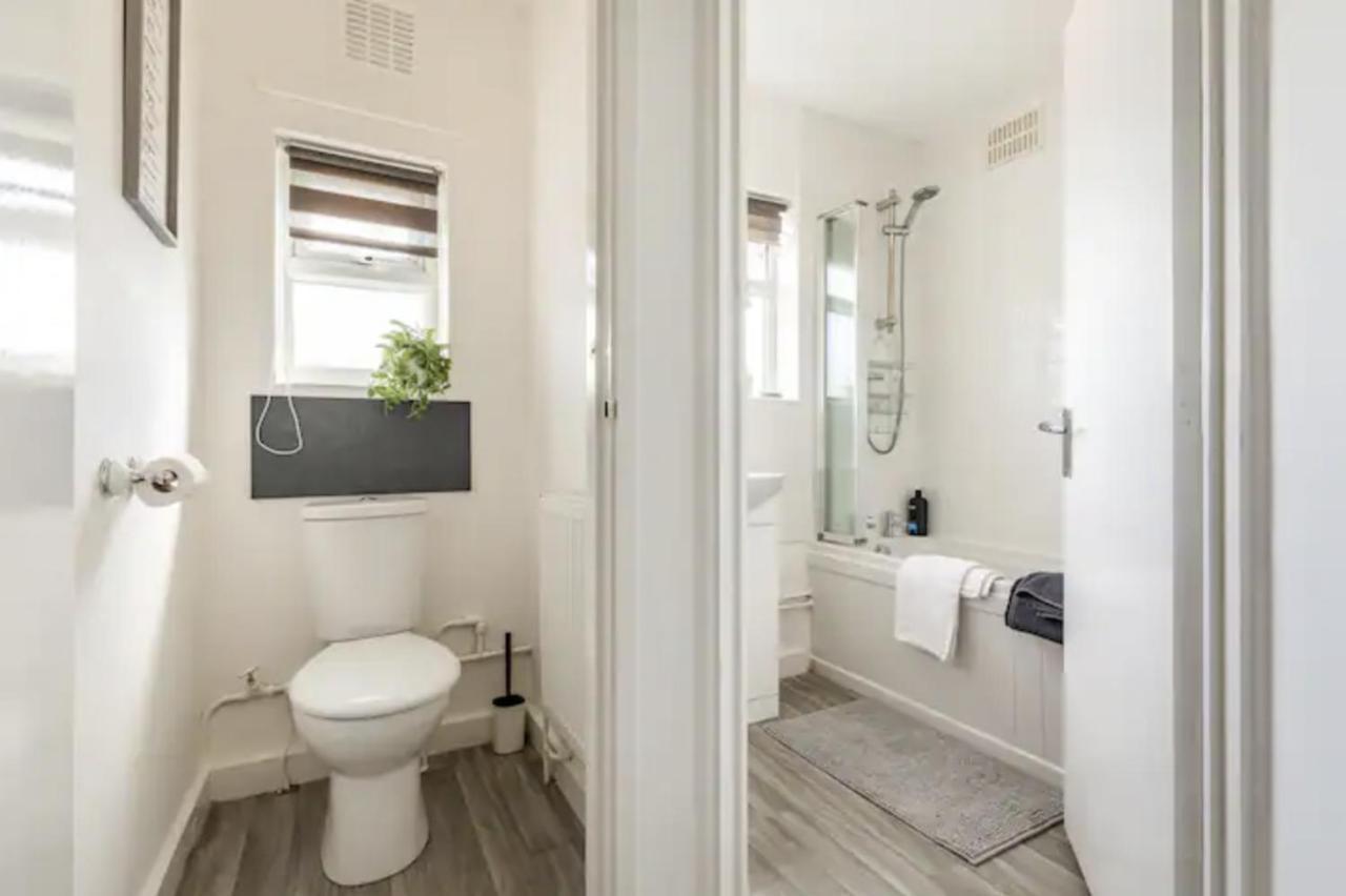 Luxury 3-Bed Apartment Near To London With Parking Hornchurch Buitenkant foto