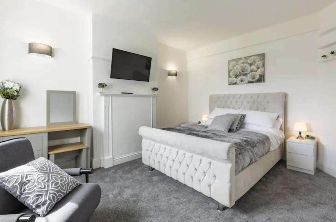 Luxury 3-Bed Apartment Near To London With Parking Hornchurch Buitenkant foto