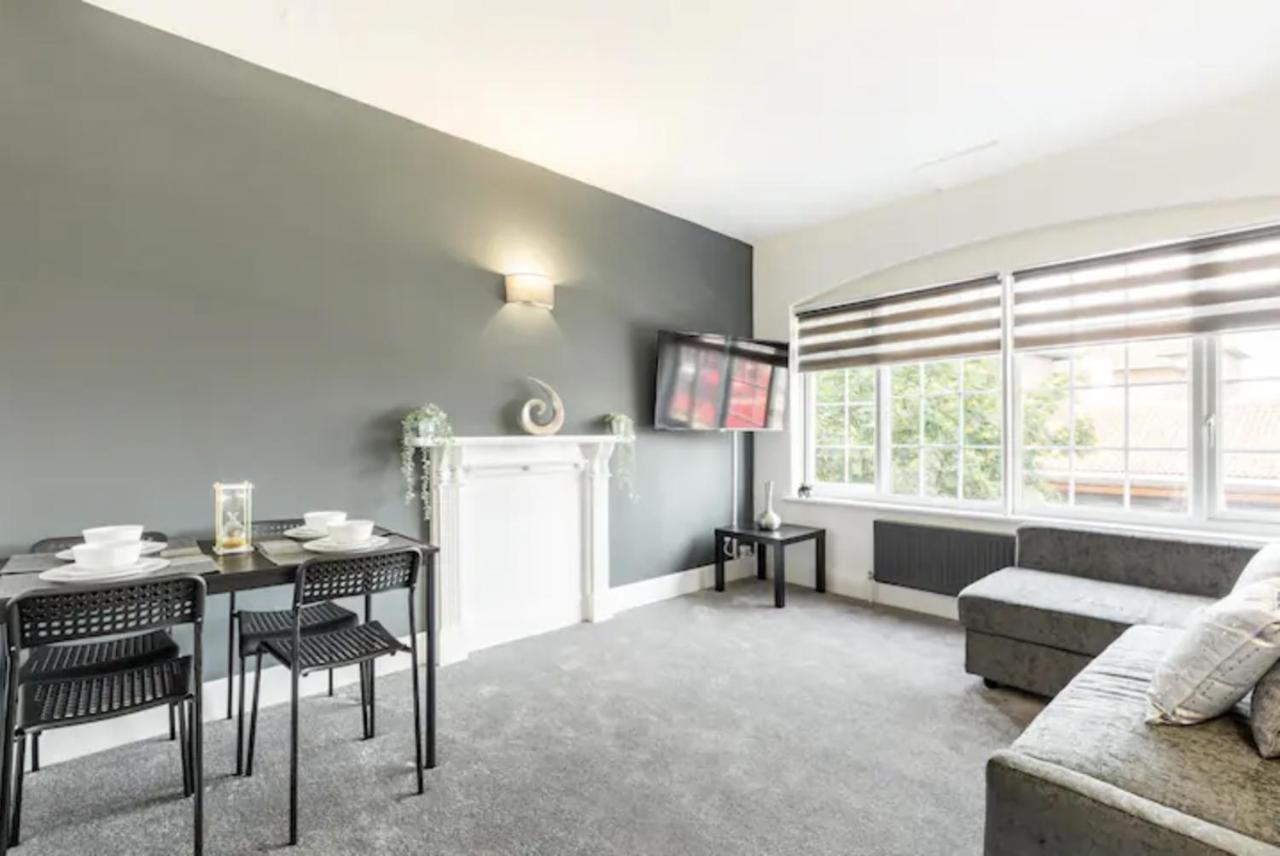 Luxury 3-Bed Apartment Near To London With Parking Hornchurch Buitenkant foto
