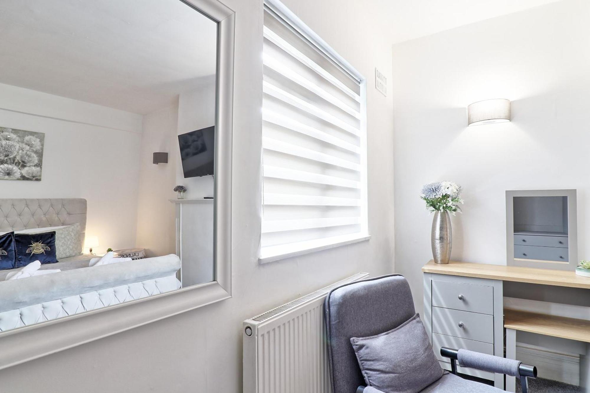 Luxury 3-Bed Apartment Near To London With Parking Hornchurch Buitenkant foto