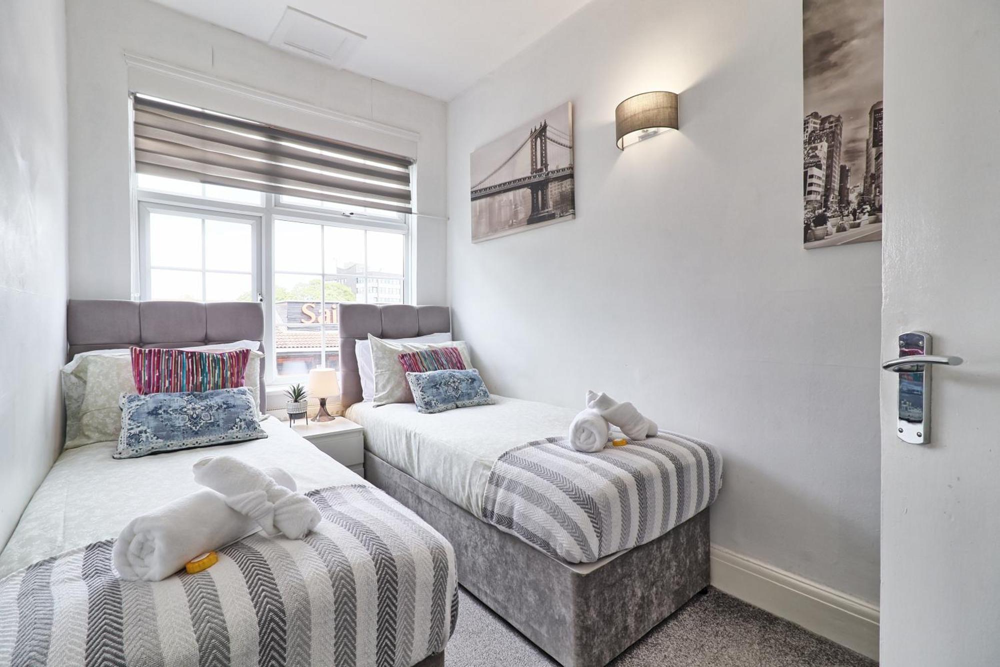 Luxury 3-Bed Apartment Near To London With Parking Hornchurch Buitenkant foto