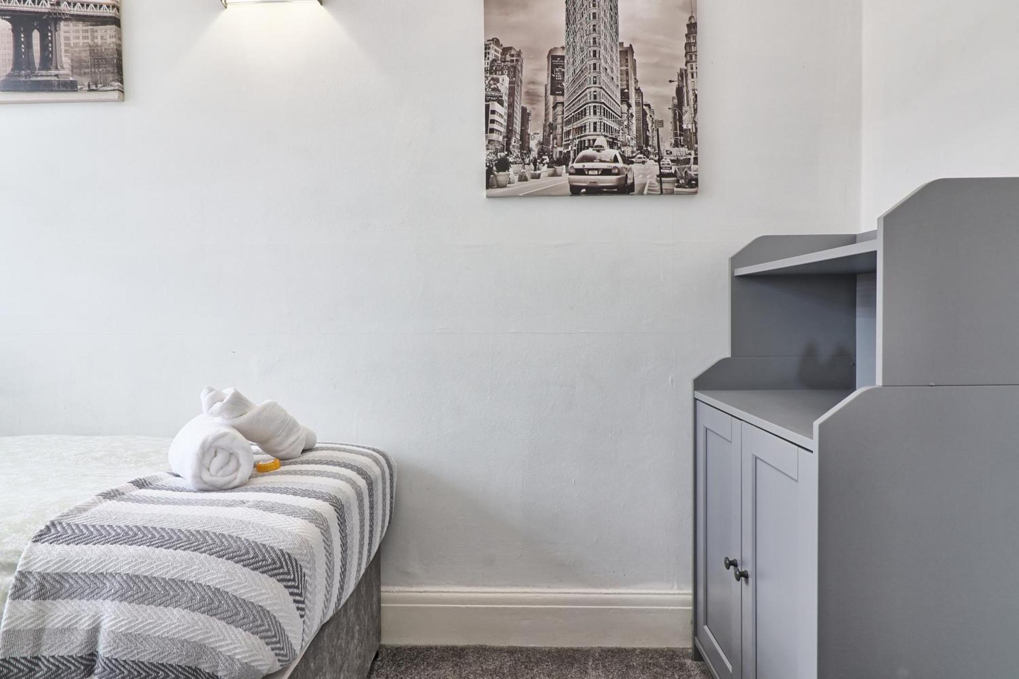 Luxury 3-Bed Apartment Near To London With Parking Hornchurch Buitenkant foto
