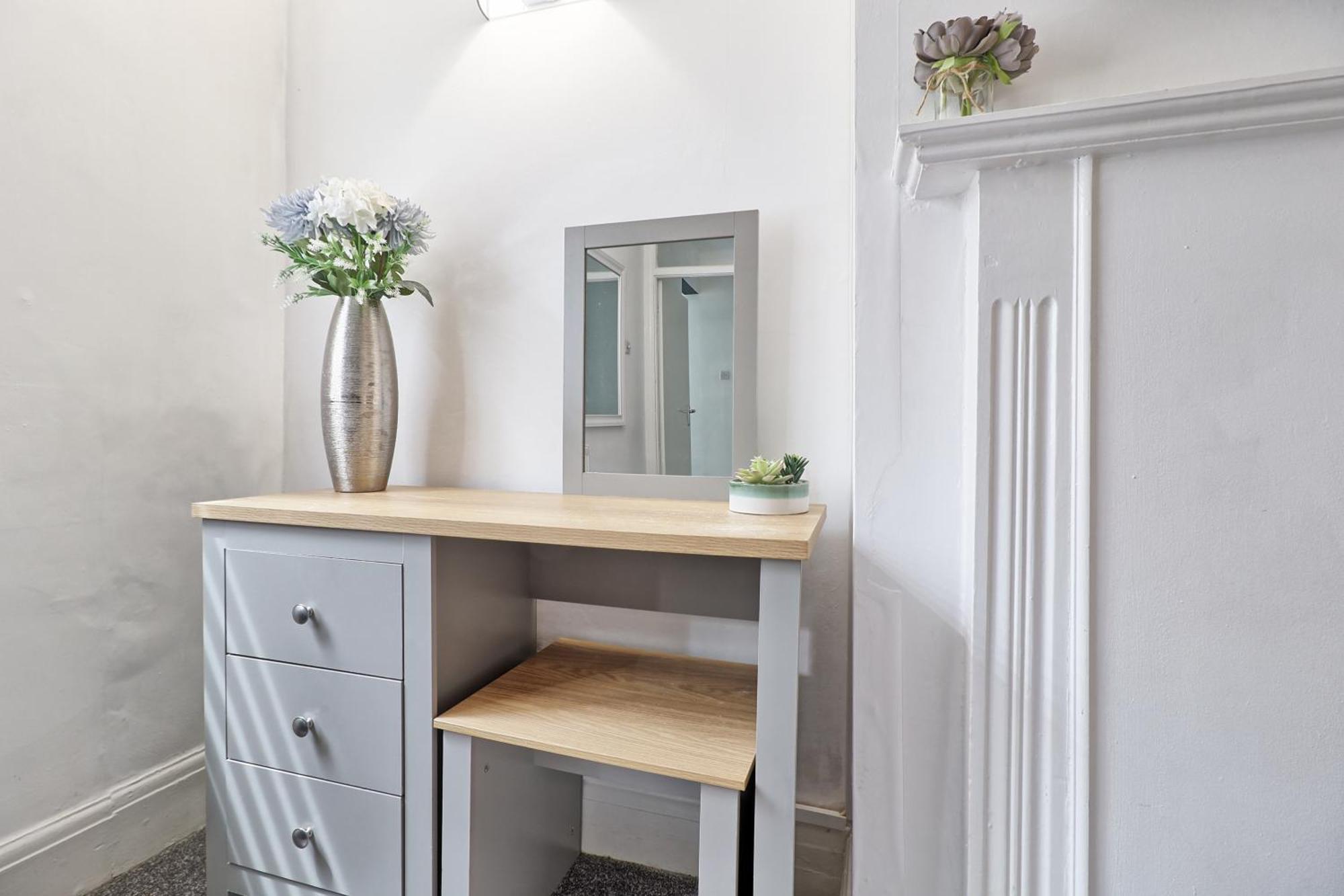 Luxury 3-Bed Apartment Near To London With Parking Hornchurch Buitenkant foto