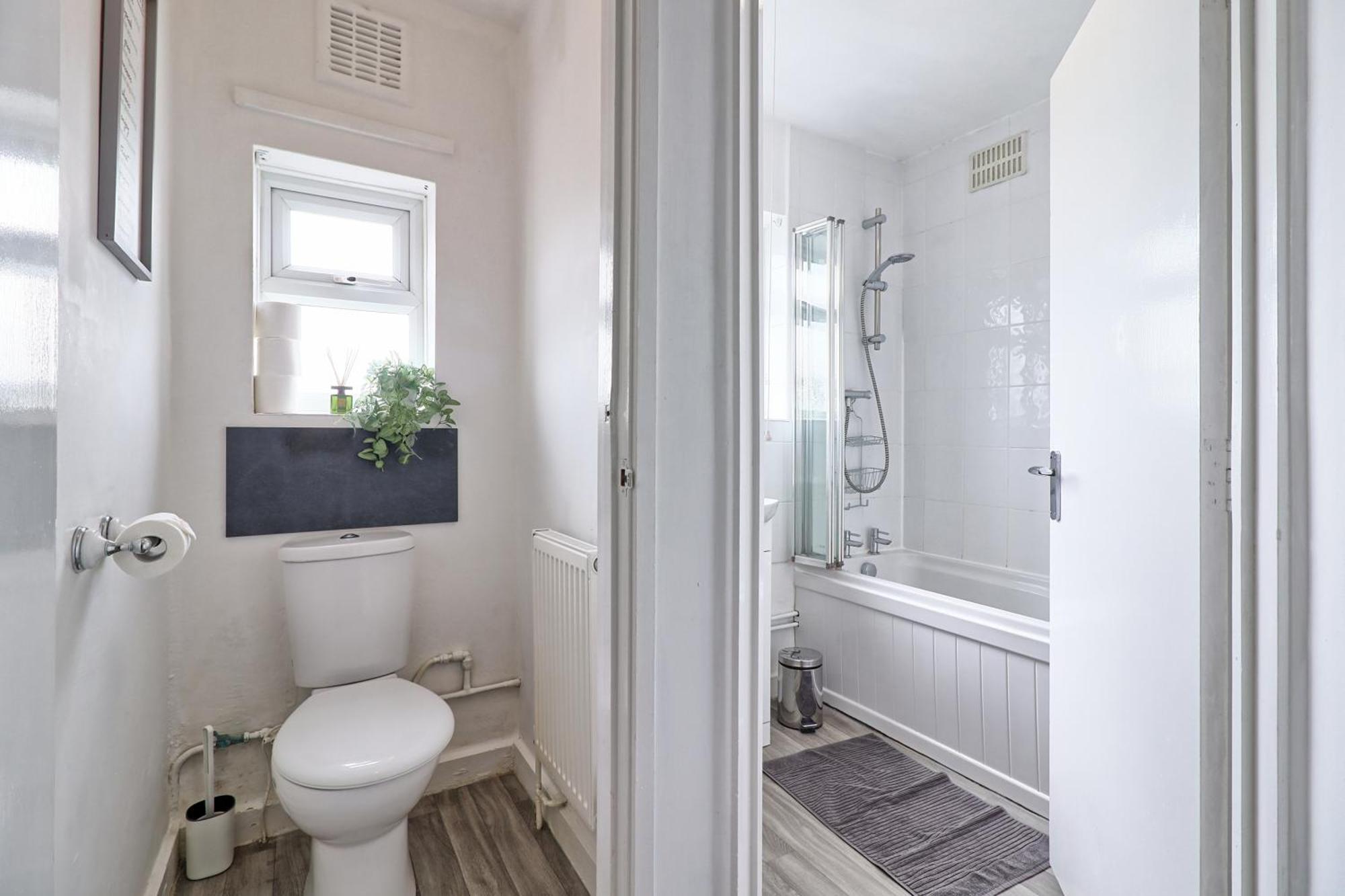 Luxury 3-Bed Apartment Near To London With Parking Hornchurch Buitenkant foto