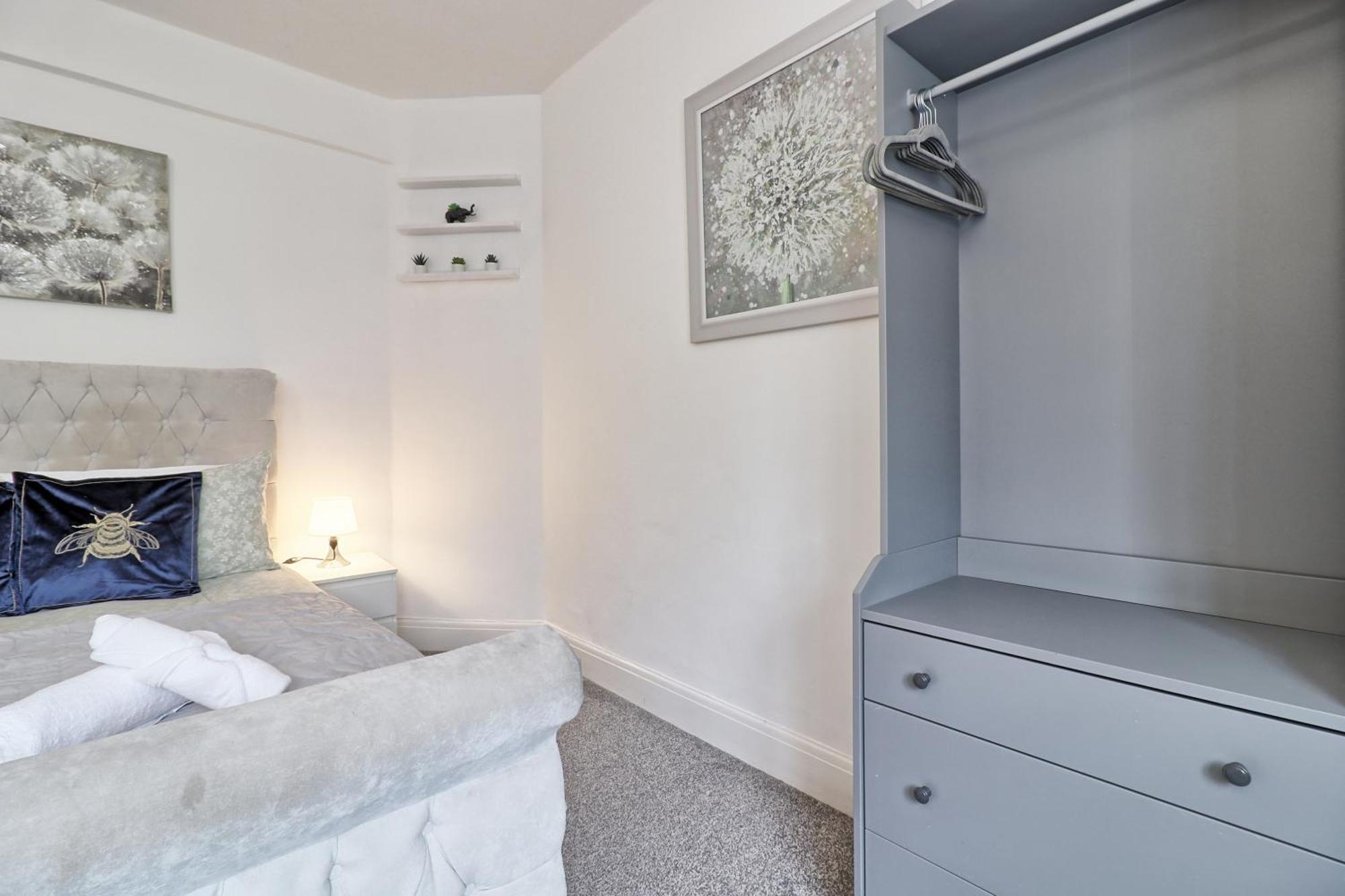 Luxury 3-Bed Apartment Near To London With Parking Hornchurch Buitenkant foto