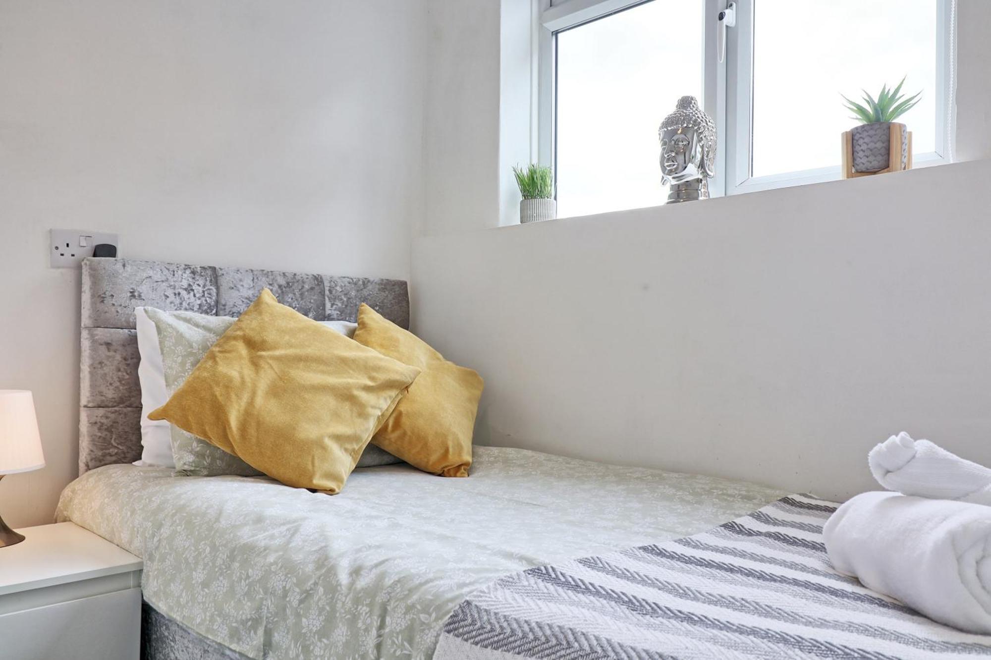 Luxury 3-Bed Apartment Near To London With Parking Hornchurch Buitenkant foto