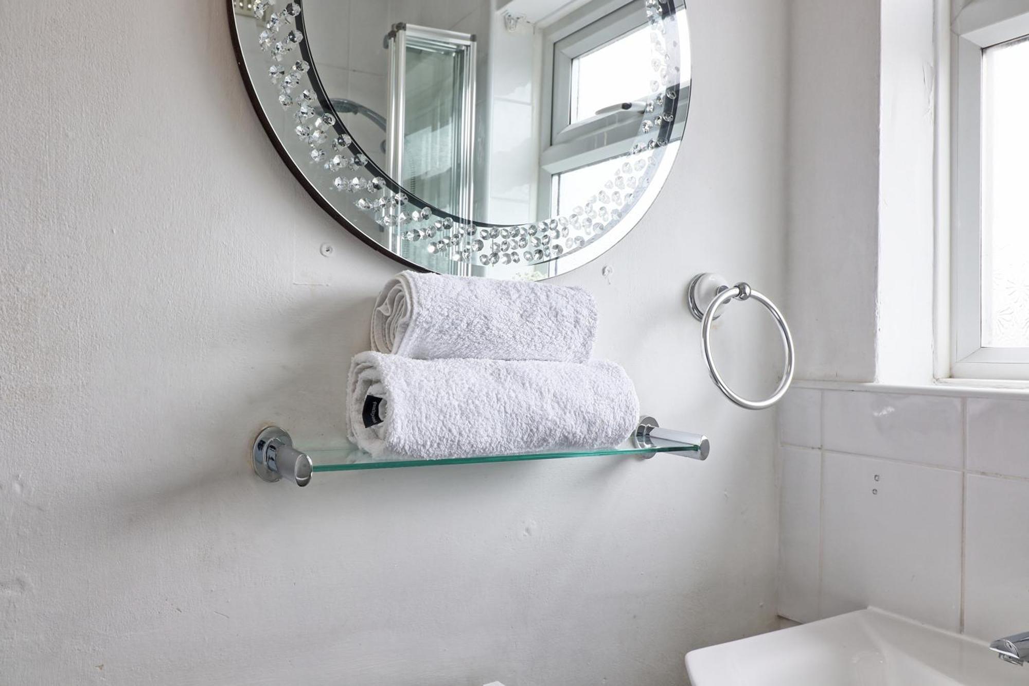 Luxury 3-Bed Apartment Near To London With Parking Hornchurch Buitenkant foto