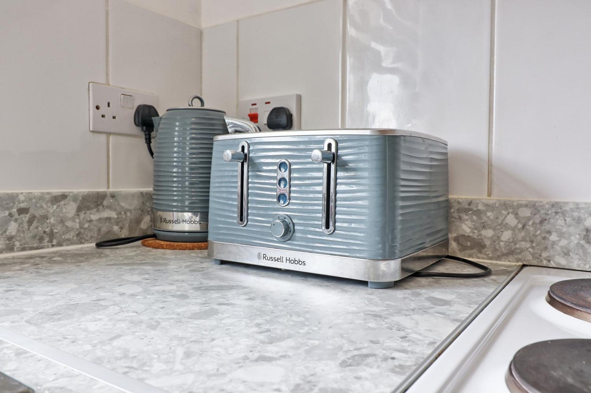 Luxury 3-Bed Apartment Near To London With Parking Hornchurch Buitenkant foto