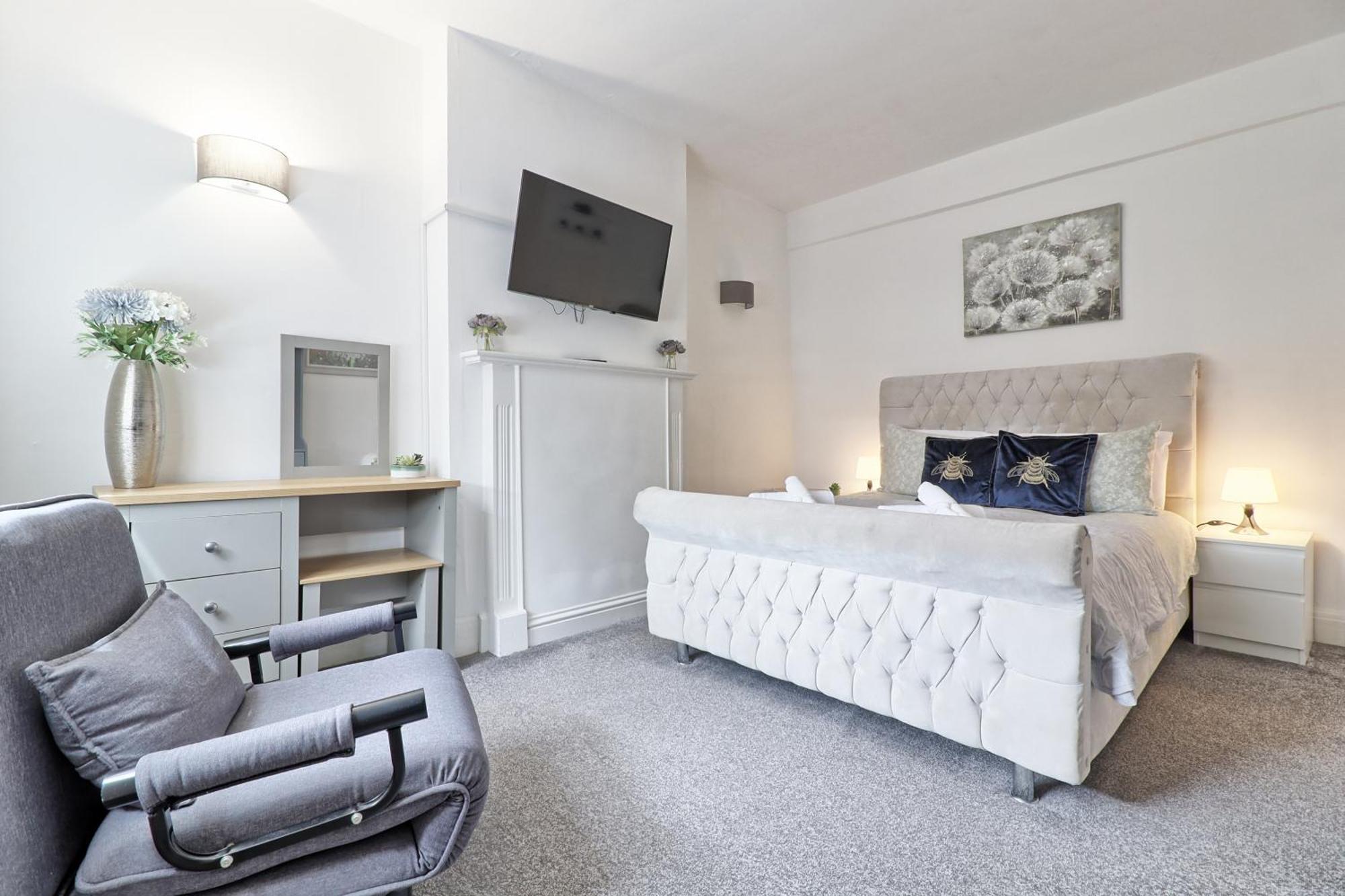 Luxury 3-Bed Apartment Near To London With Parking Hornchurch Buitenkant foto