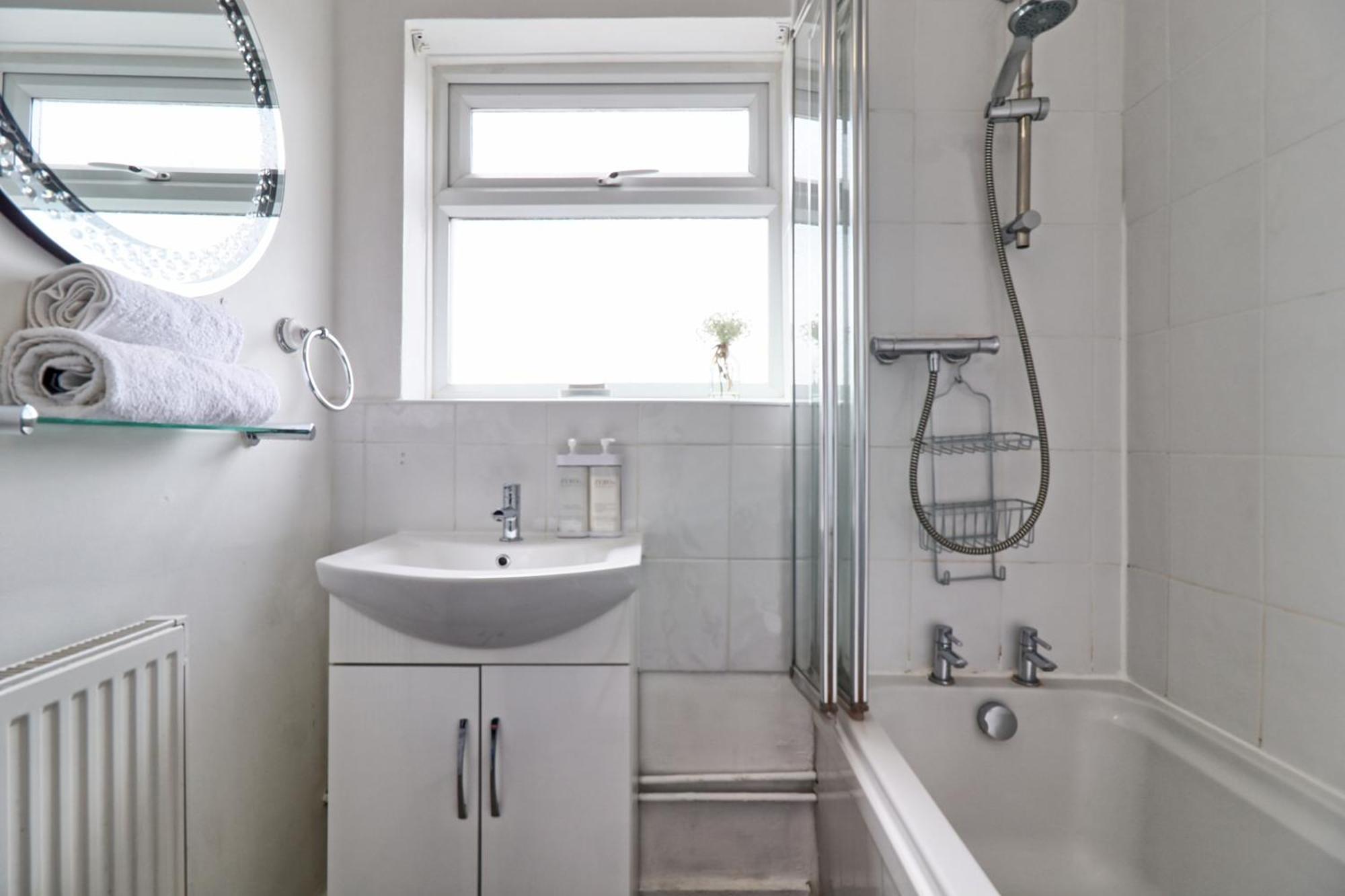 Luxury 3-Bed Apartment Near To London With Parking Hornchurch Buitenkant foto