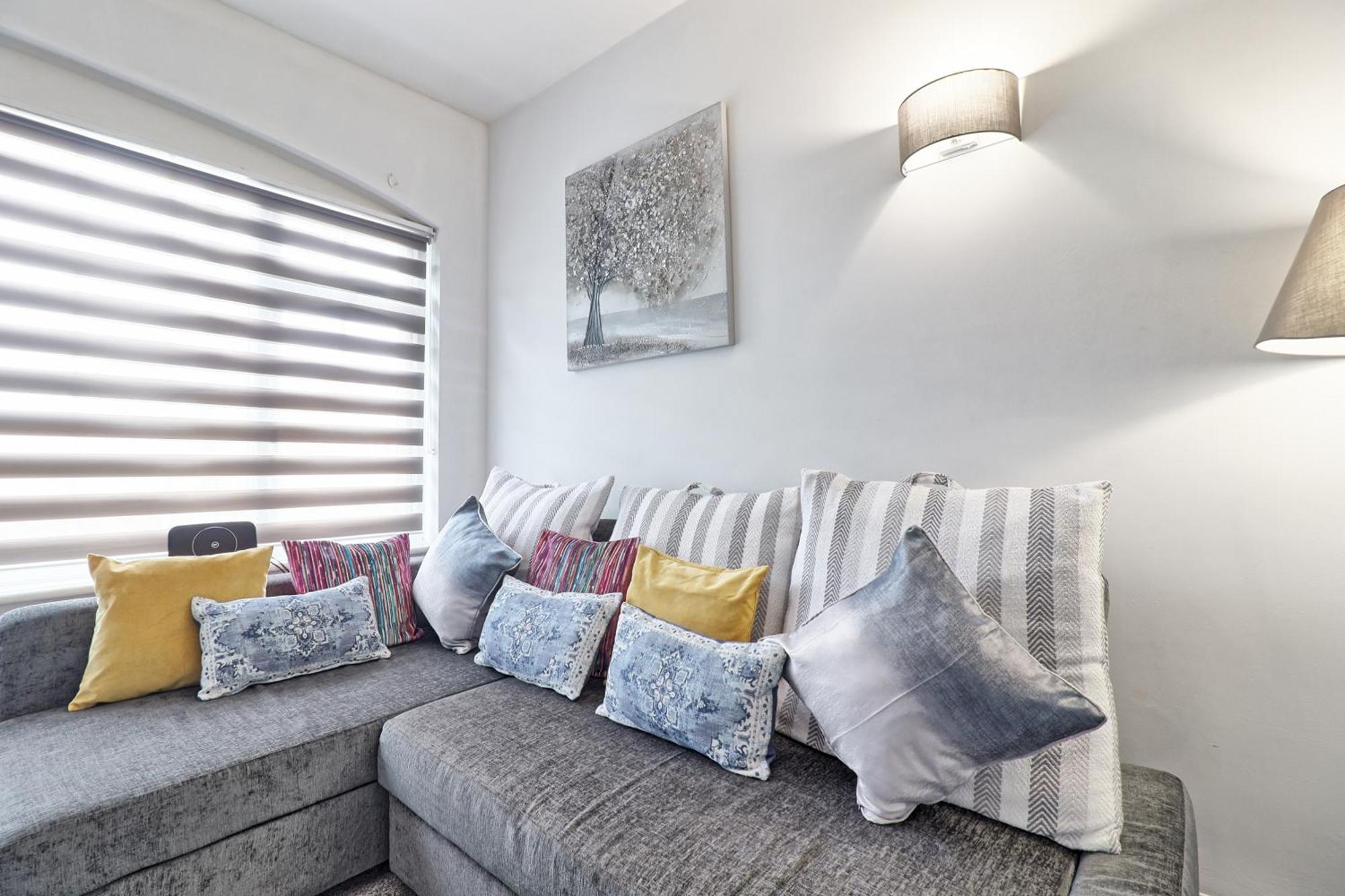 Luxury 3-Bed Apartment Near To London With Parking Hornchurch Buitenkant foto