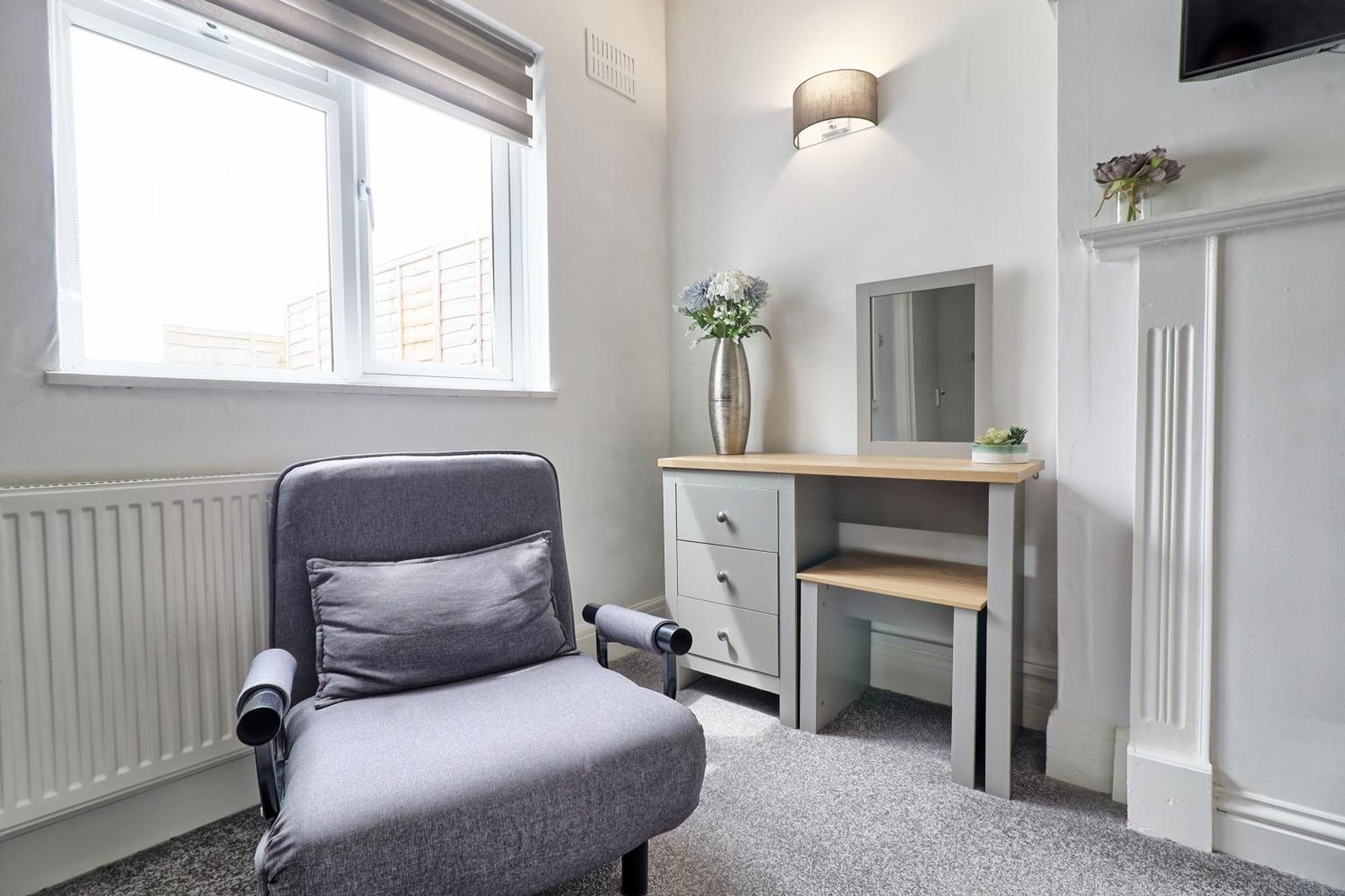 Luxury 3-Bed Apartment Near To London With Parking Hornchurch Buitenkant foto