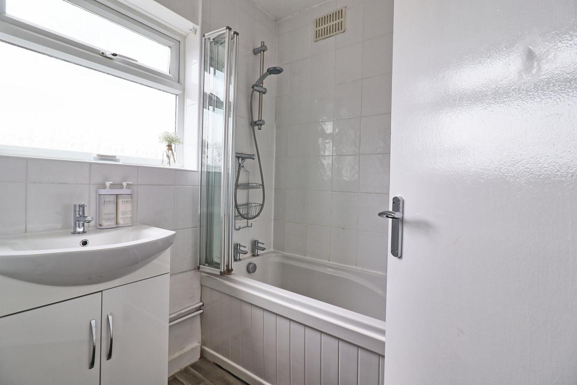 Luxury 3-Bed Apartment Near To London With Parking Hornchurch Buitenkant foto