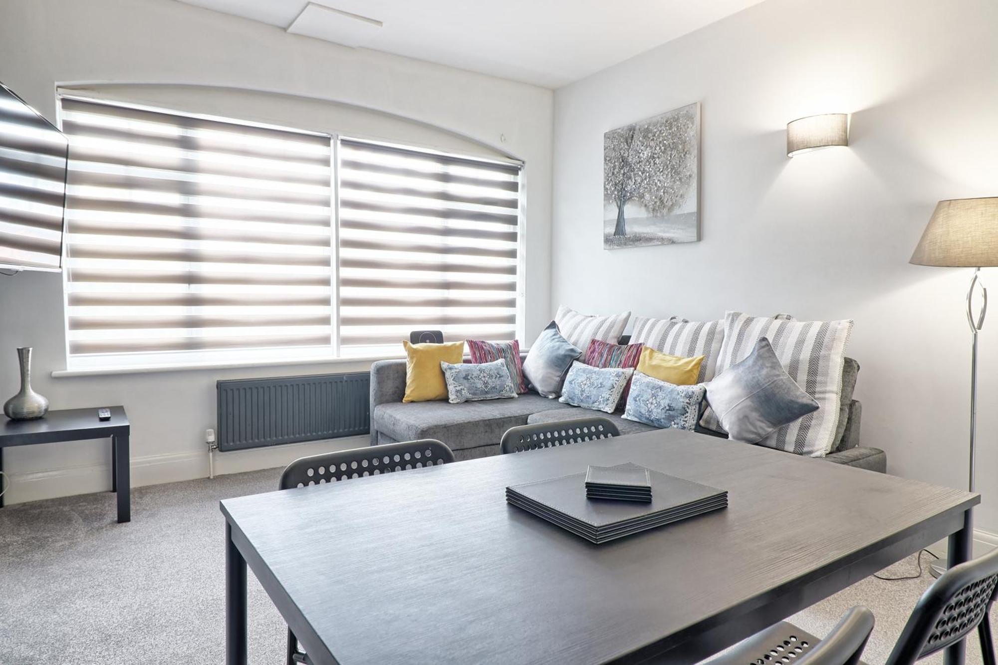 Luxury 3-Bed Apartment Near To London With Parking Hornchurch Buitenkant foto
