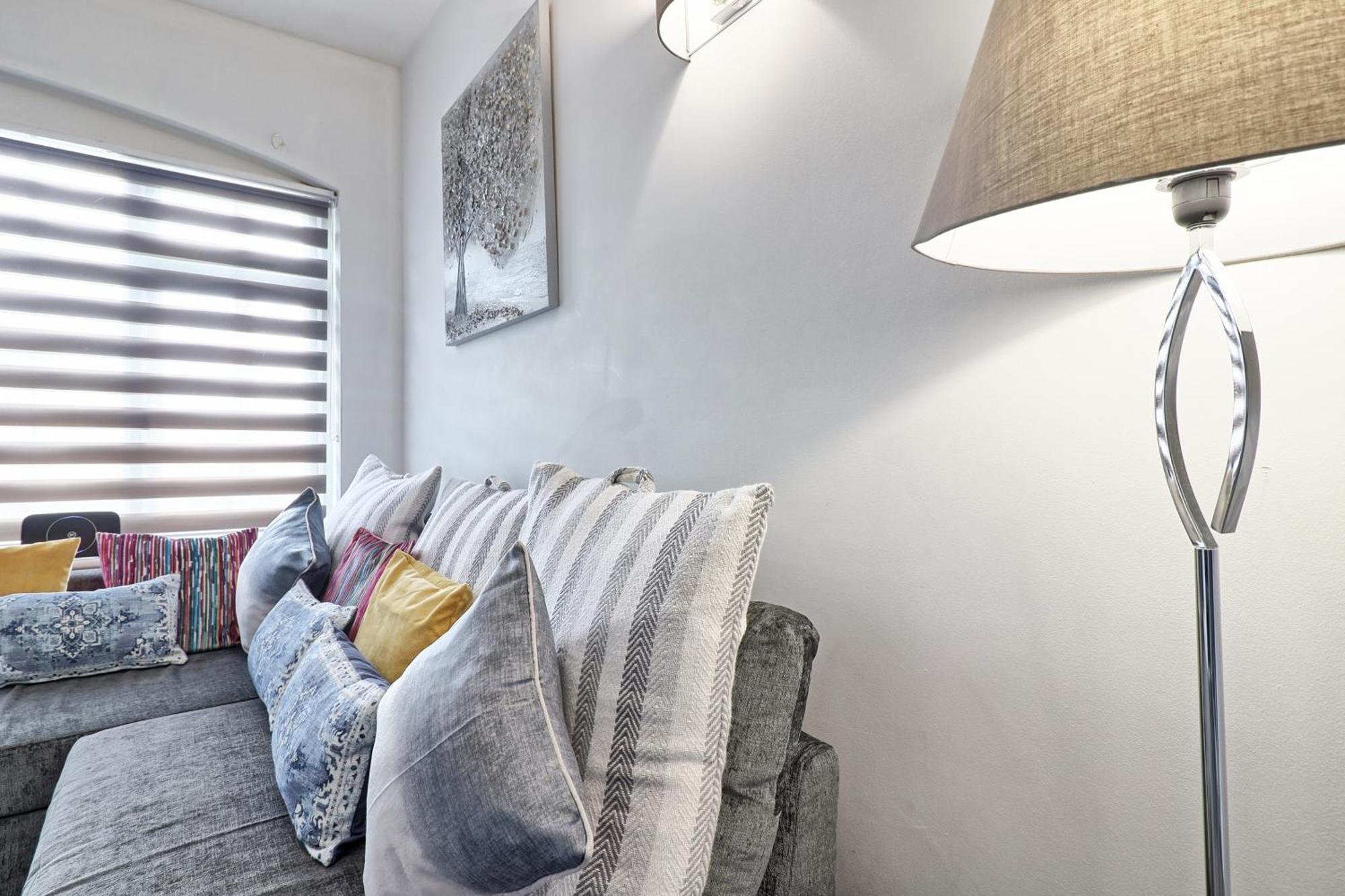 Luxury 3-Bed Apartment Near To London With Parking Hornchurch Buitenkant foto