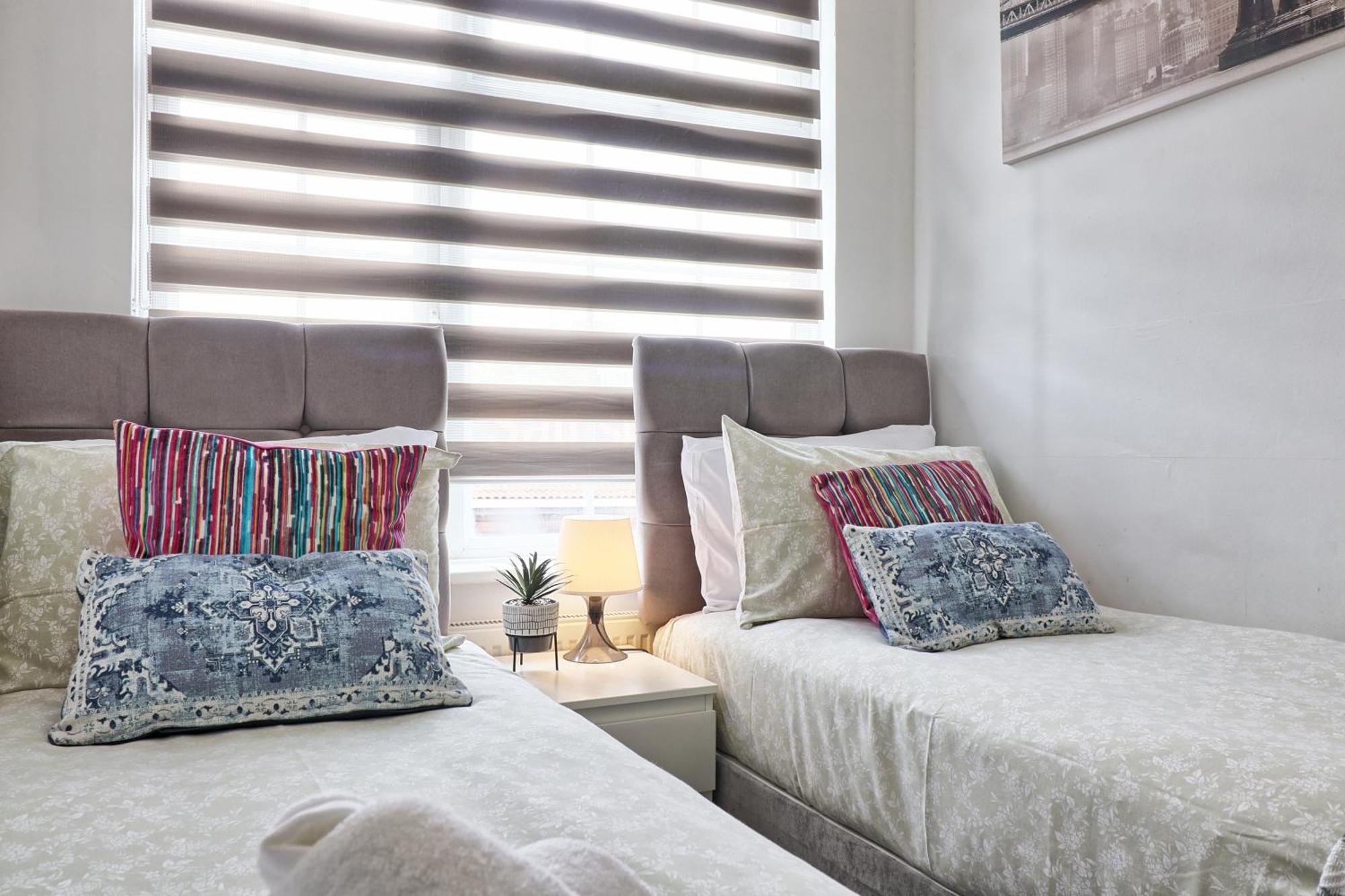Luxury 3-Bed Apartment Near To London With Parking Hornchurch Buitenkant foto