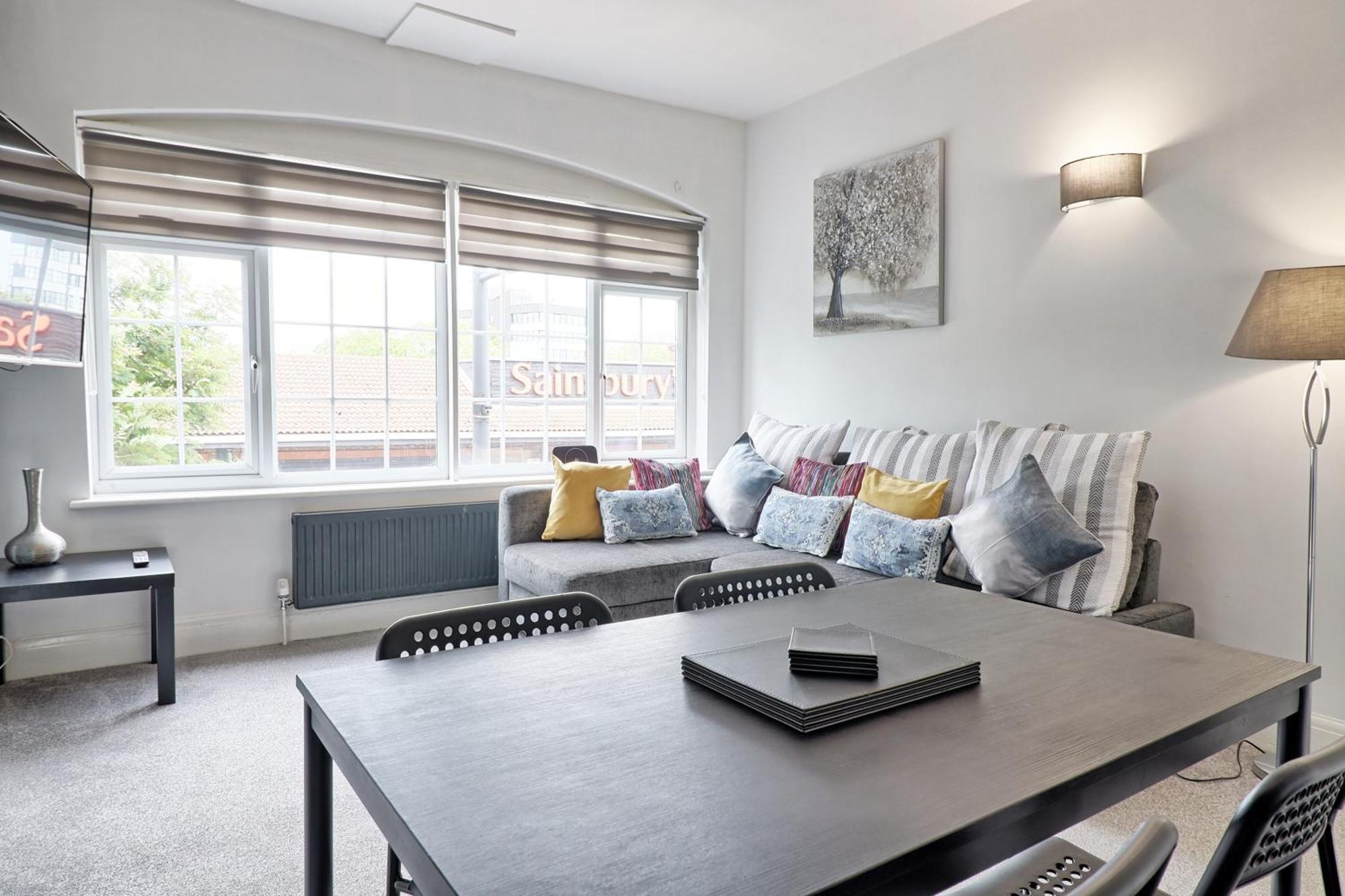 Luxury 3-Bed Apartment Near To London With Parking Hornchurch Buitenkant foto