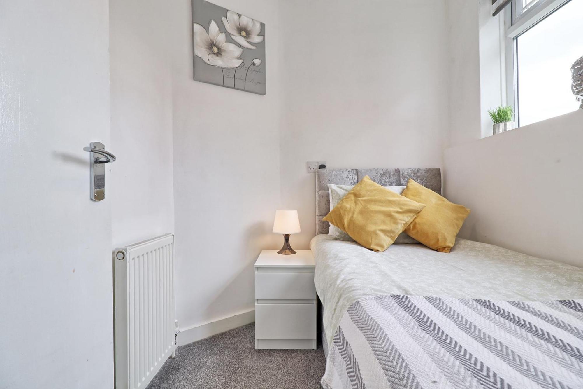 Luxury 3-Bed Apartment Near To London With Parking Hornchurch Buitenkant foto