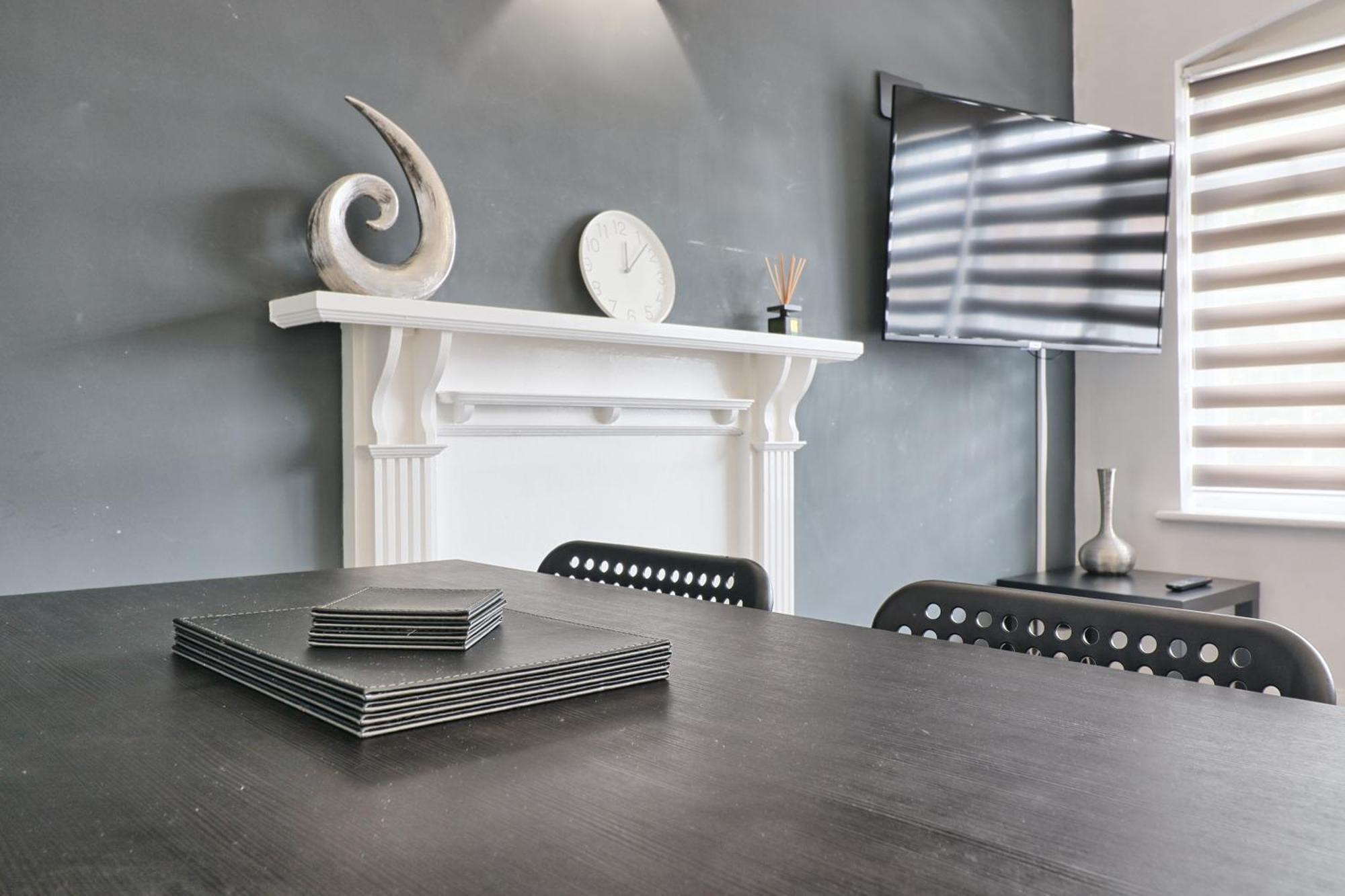 Luxury 3-Bed Apartment Near To London With Parking Hornchurch Buitenkant foto