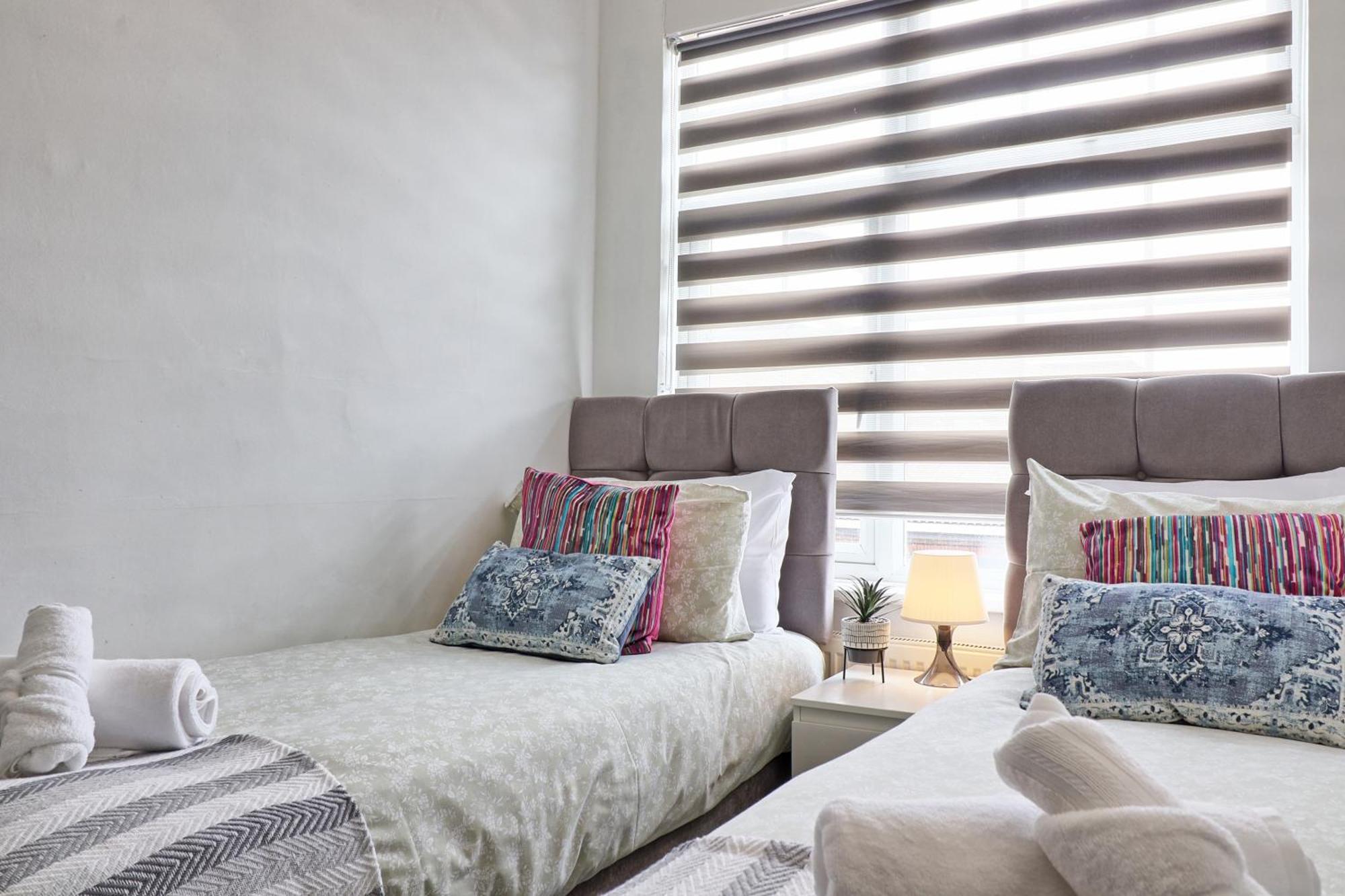 Luxury 3-Bed Apartment Near To London With Parking Hornchurch Buitenkant foto