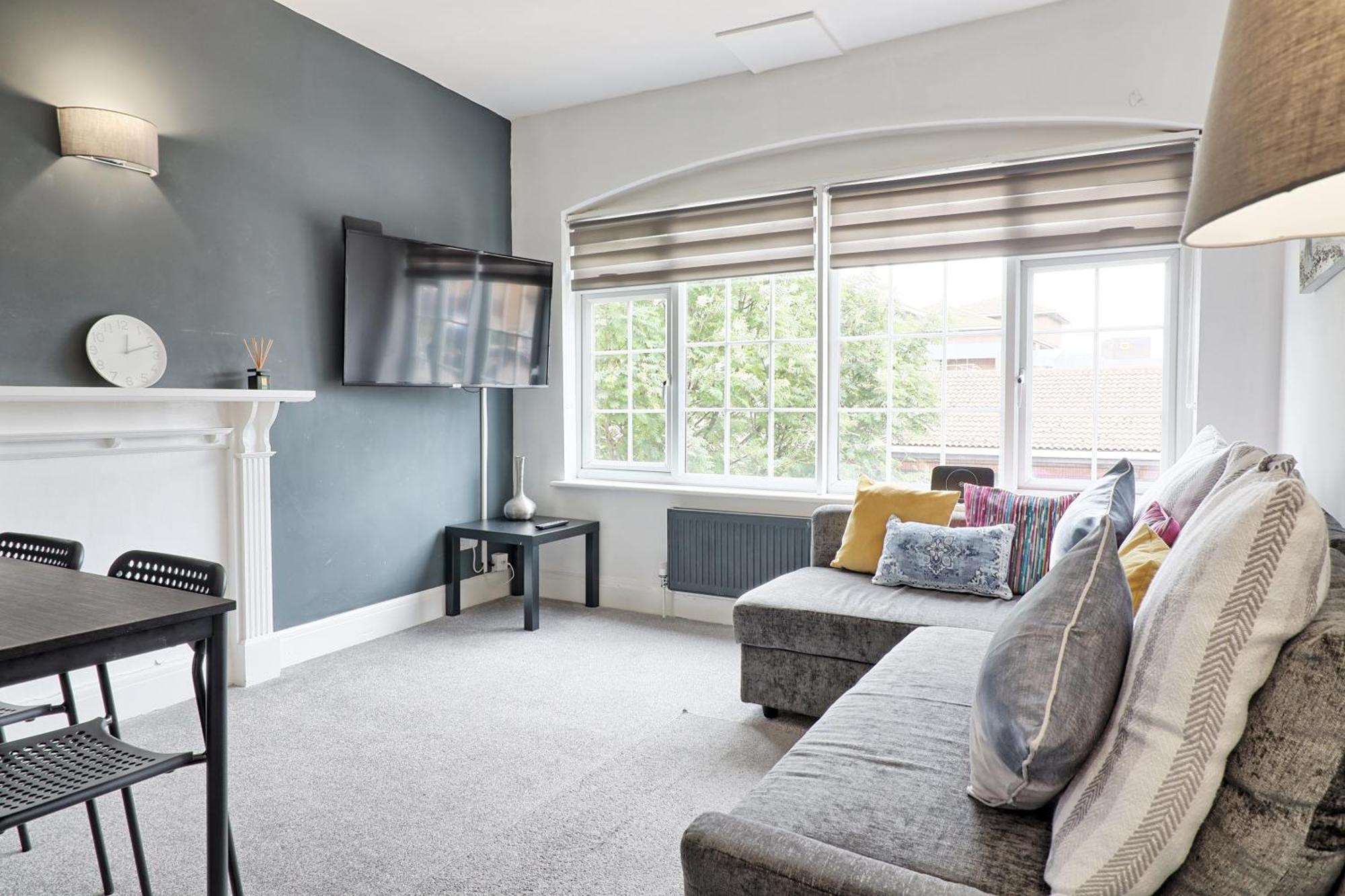 Luxury 3-Bed Apartment Near To London With Parking Hornchurch Buitenkant foto